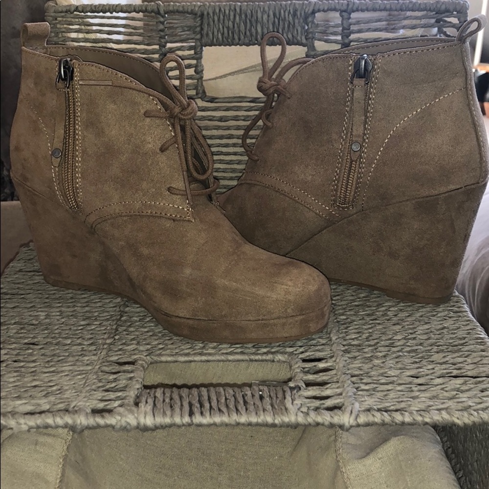 Dolce Vita Wedges Suede Sneaker